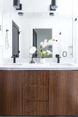 outline-at-noho-40991