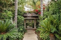 sherman-oaks-courtyard-52443
