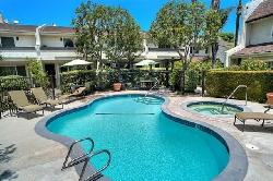 sherman-oaks-courtyard-52444