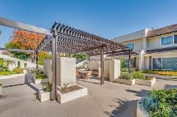 sherman-oaks-courtyard-52445