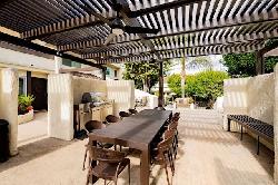 sherman-oaks-courtyard-52446