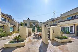 sherman-oaks-courtyard-52448